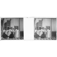 [Portrait de groupe d'infirmières européennes dans un intérieur marocain]. [Légende d'origine]