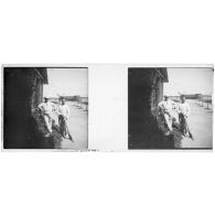 [Casablanca : deux soldats dont un avec un balai devant une baraque de l'hôpital militaire].