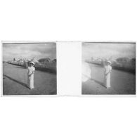 [Maroc : infirmière devant un campement de tentes]. [Légende d'origine]