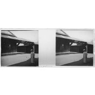 [Casablanca : infirmière devant baraque de l'hôpital militaire].