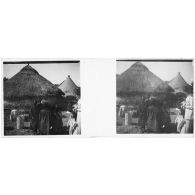 [Maroc : rencontre entre Européennes et enfants noirs dans un village de cases].