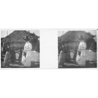 [Maroc : rencontre entre Européennes et enfants noirs dans un village de cases].