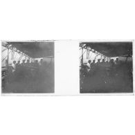 [Photographie de groupe à bord d'un navire].