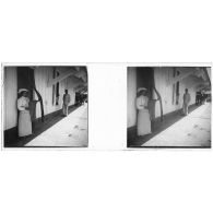 [Casablanca : infirmière à la porte de la lingerie de l'hôpital militaire].