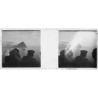 [Rocher de Gibraltar, avec homme photographié de dos au 1er plan]. [Légende d'origine]