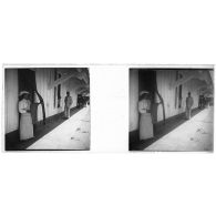 [Casablanca : infirmière à la porte de la lingerie de l'hôpital militaire].