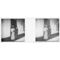 [Casablanca : infirmière à la porte de la lingerie de l'hôpital militaire].