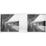 [Hôpital militaire de Casablanca : infirmiers entre des baraques].