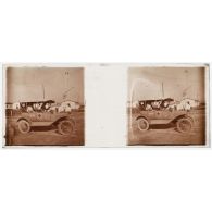 [Véhicule n°98185 de l'UFF (Union des femmes de France) devant baraquements et drapeau tricolore].<br>