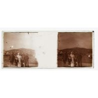 [Portrait de groupe avec infirmière, soldats et enfants].<br>