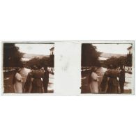 [Infirmières et soldats dans une rue jalonnée de filets de camouflage].<br>