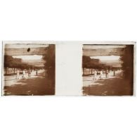 [Infirmières et soldats dans une rue jalonnée de filets de camouflage].<br>