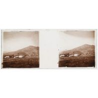 [Vue d'un campement de tentes au pied d'une montagne].<br>