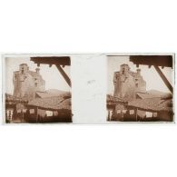 [Vue d'une tour dans les environs de Salonique ?].