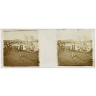 [Vie locale : groupe d'hommes dont un musicien sur une route].<br>