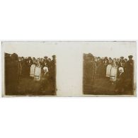 [Vie locale : musiciens et danseuses en costume traditionnel].