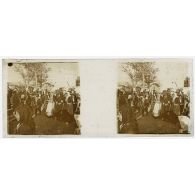 [Vie locale : musiciens et danseuses en costume traditionnel].<br> [Légende d'origine]