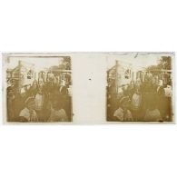 [Vie locale : musiciens et danseuses devant tribune en bois].<br> [Légende d'origine]