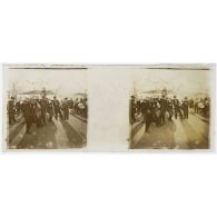 [Hommes dansant, dans les environs de Salonique ?].<br>