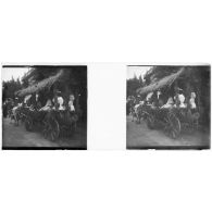 [Jeunes femmes en blanc dans une carriole].<br> [Légende d'origine]