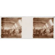 [Hôpital militaire de Salonique : blessés dont des soldats africains sous tente].<br> [Légende d'origine]