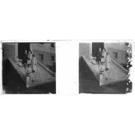 [Hôpital militaire : portrait de groupe de médecins et d'infirmières sur marches d'accès].<br>