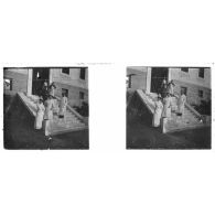 [Hôpital militaire : portrait de groupe de médecins et d'infirmières sur marches d'accès].<br>