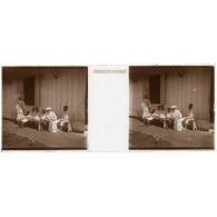 [Hôpital militaire de Rabat : une infirmière administre des soins à des blessés devant une baraque].<br> [Légende d'origine]