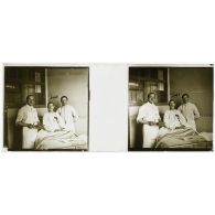 [Hôpital de Verdun : portrait d'un blessé dans sa chambre, entre deux médecins].<br>