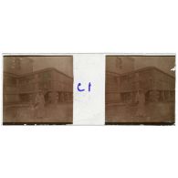 [Hôpital de Verdun : une infirmière devant un bâtiment aux briques bicolores]. [Légende d'origine]