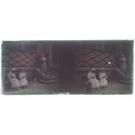 [Hôpital de Verdun : trois infirmières devant bâtiment en briques].