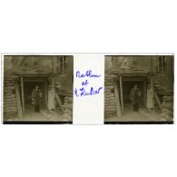 [Hôpital de Verdun, homme et infirmière devant entrée de bâtiment protégée par sacs de sable] : Mathieu et Melle ? Hubert. [légende d'origine]