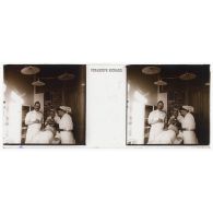 [Hôpital militaire de Verdun : médecin et infirmières autour d'un malade alité].<br>