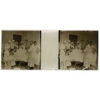 [Hôpital militaire : blessé sur table d'opération, avec médecins et infirmières dont Lucie Collignon]. [Légende d'origine]