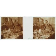 [Citadelle de Verdun ? : portrait de cinq soldats attablés].<br>