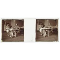 [Hôpital de Verdun : deux soldats blessés attablés dans une chambre]. [Légende d'origine]