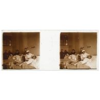 [Hôpital militaire de Verdun : malades alités et infirmières dans une chambre].<br> [Légende d'origine]