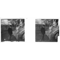 [Hôpital de Verdun : homme avec haut-de-forme et infirmière sur marches d'accès].