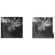 [Hôpital de Verdun : homme avec haut-de-forme, infirmière sur marches d'accès ; 3 hommes sur un banc au premier plan].