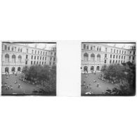 [Vue en plongée dans la cour arborée d'un hôpital ou d'une école ?].