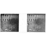 [Vue en plongée dans la cour arborée d'un hôpital ou d'une école?].<br>