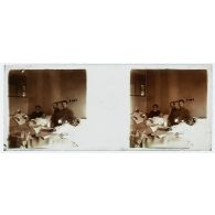 [Hôpital militaire de Verdun : malades alités et infirmières dans une chambre].<br> [Légende d'origine]