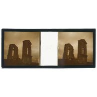 [Vue en contre-plongée d'une famille entre deux pans de murs en ruine]. [Légende d'origine]