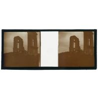 [Vue en contre-plongée d'une famille entre deux pans de murs en ruine].<br>