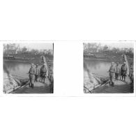[Soldats sur une passerelle en bois].<br>