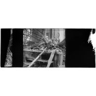 [Vue d'un intérieur d'appartement dévasté].<br>