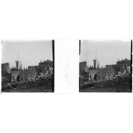 [Ruines avec 2 soldats et un restant de clocher à l'arrière-plan].<br>