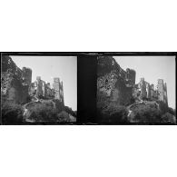 [Vue en contre-plongée d'un château en ruine].<br>