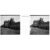 [Cour intérieure d'un château en ruine].<br>