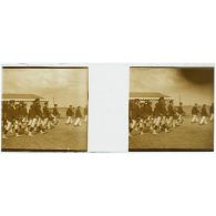 [Cérémonie militaire à Longchamp ? : musiciens].<br> [Légende d'origine]